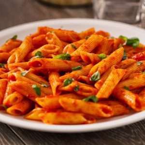 Penne al pomodoro e basilico o all'arrabbiata