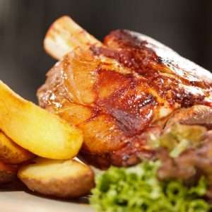 Stinco di maiale con patate alla birra
